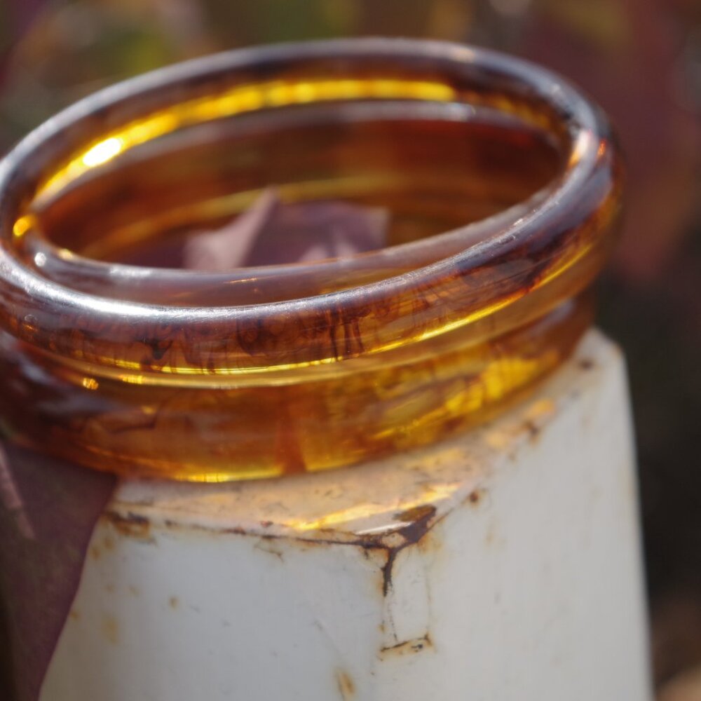 Three Vintage Lucite Translucent Rootbeer Bangles - Picture 5 of 5
